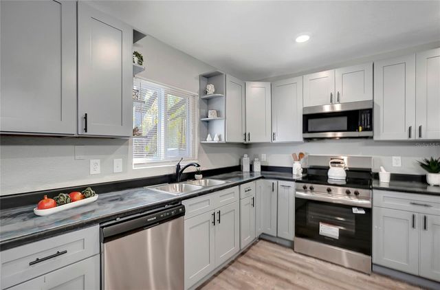 16133 RAVENDALE DRIVE, Tampa, FL 33618