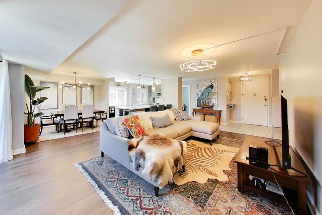 2460 W Talcott Road 219, Park Ridge, IL 60068