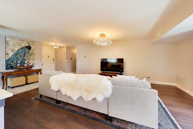 2460 W Talcott Road 219, Park Ridge, IL 60068