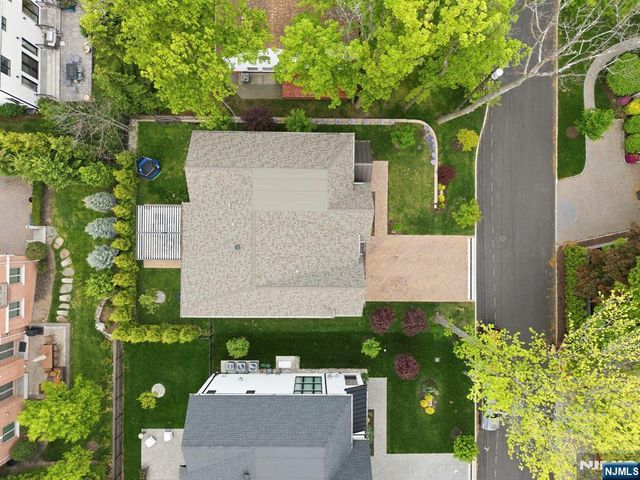 29 Roslyn Avenue, Englewood Cliffs, NJ 07632