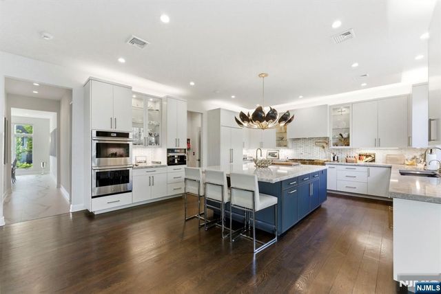 29 Roslyn Avenue, Englewood Cliffs, NJ 07632