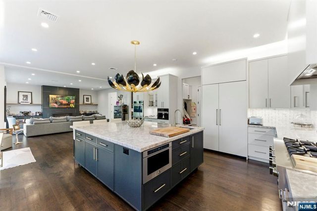 29 Roslyn Avenue, Englewood Cliffs, NJ 07632