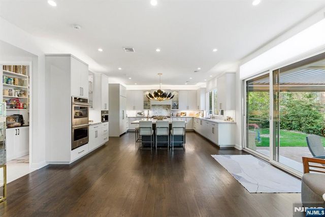 29 Roslyn Avenue, Englewood Cliffs, NJ 07632