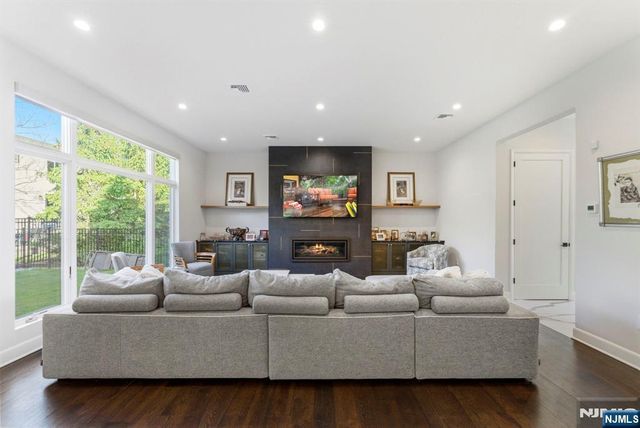 29 Roslyn Avenue, Englewood Cliffs, NJ 07632
