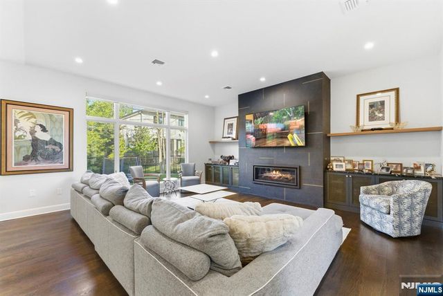 29 Roslyn Avenue, Englewood Cliffs, NJ 07632