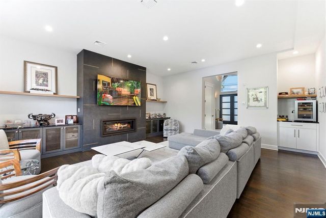 29 Roslyn Avenue, Englewood Cliffs, NJ 07632