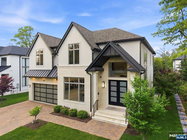 29 Roslyn Avenue, Englewood Cliffs, NJ 07632