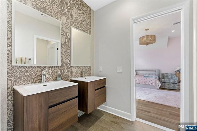 29 Roslyn Avenue, Englewood Cliffs, NJ 07632