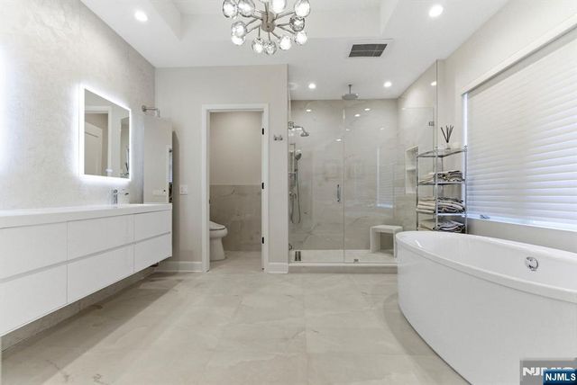 29 Roslyn Avenue, Englewood Cliffs, NJ 07632