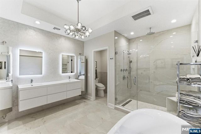 29 Roslyn Avenue, Englewood Cliffs, NJ 07632