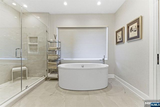 29 Roslyn Avenue, Englewood Cliffs, NJ 07632