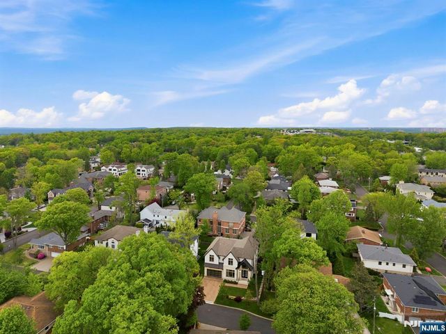 29 Roslyn Avenue, Englewood Cliffs, NJ 07632