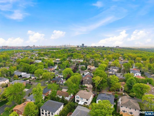 29 Roslyn Avenue, Englewood Cliffs, NJ 07632