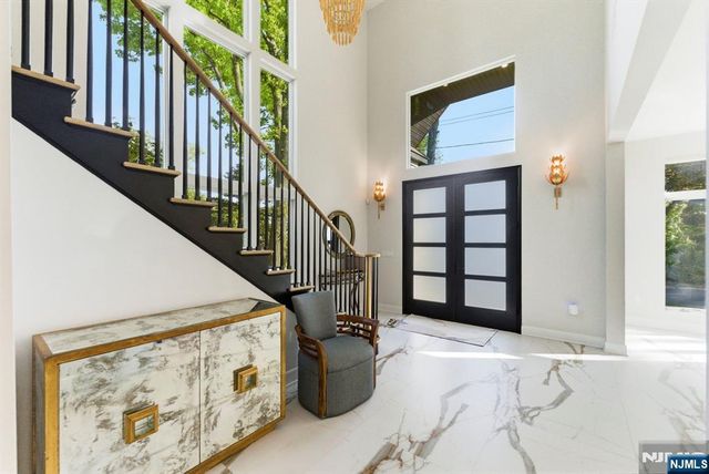 29 Roslyn Avenue, Englewood Cliffs, NJ 07632