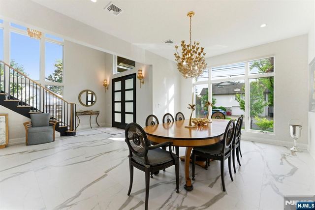 29 Roslyn Avenue, Englewood Cliffs, NJ 07632