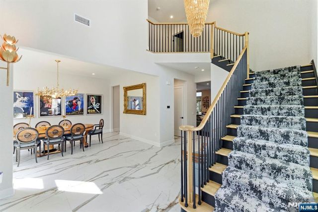 29 Roslyn Avenue, Englewood Cliffs, NJ 07632
