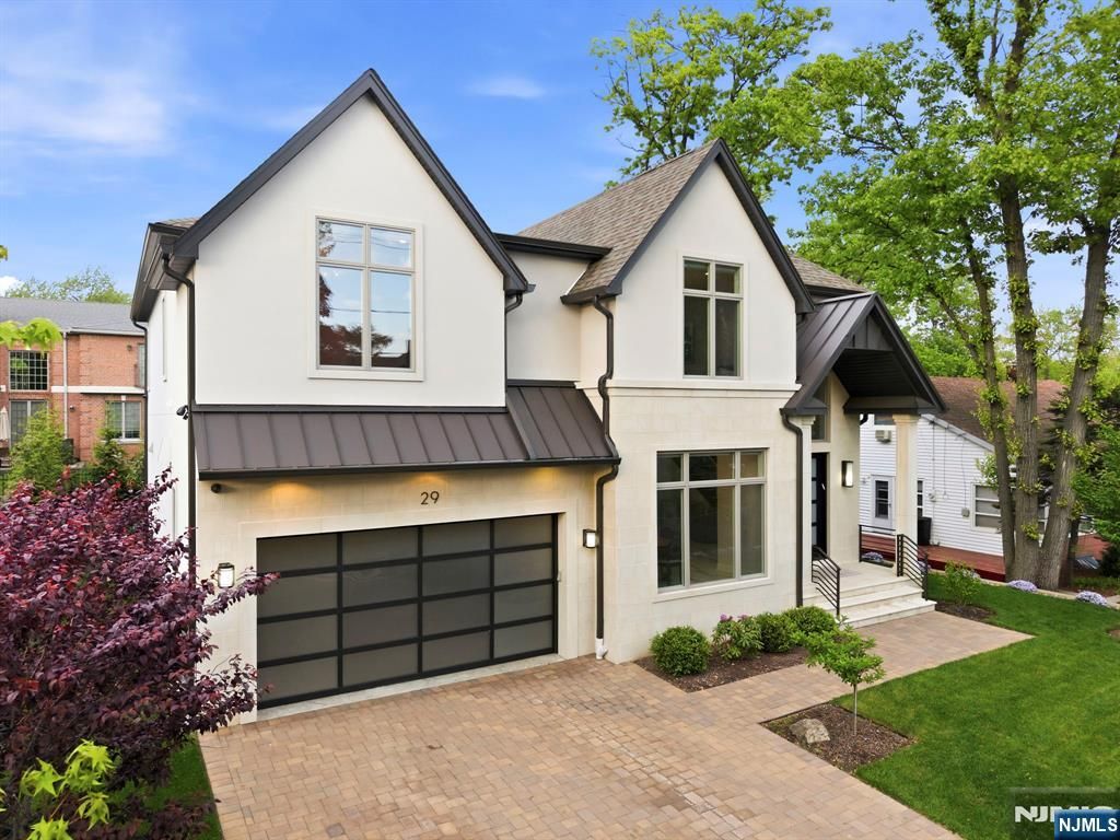 29 Roslyn Avenue, Englewood Cliffs, NJ 07632