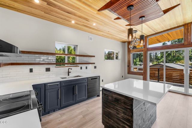 1530 NE 6th Street, Bend, OR 97701