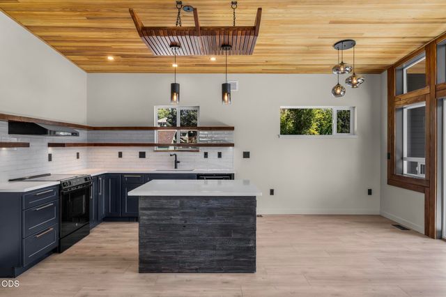 1530 NE 6th Street, Bend, OR 97701