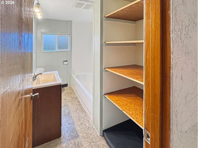 9310 Ne BURTON Rd, Vancouver, WA 98662