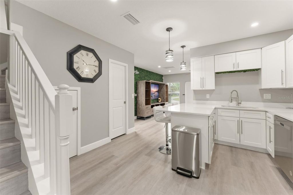 Image 11 of property listing at 2951 KINGS ROAD, Sanford, FL 32771