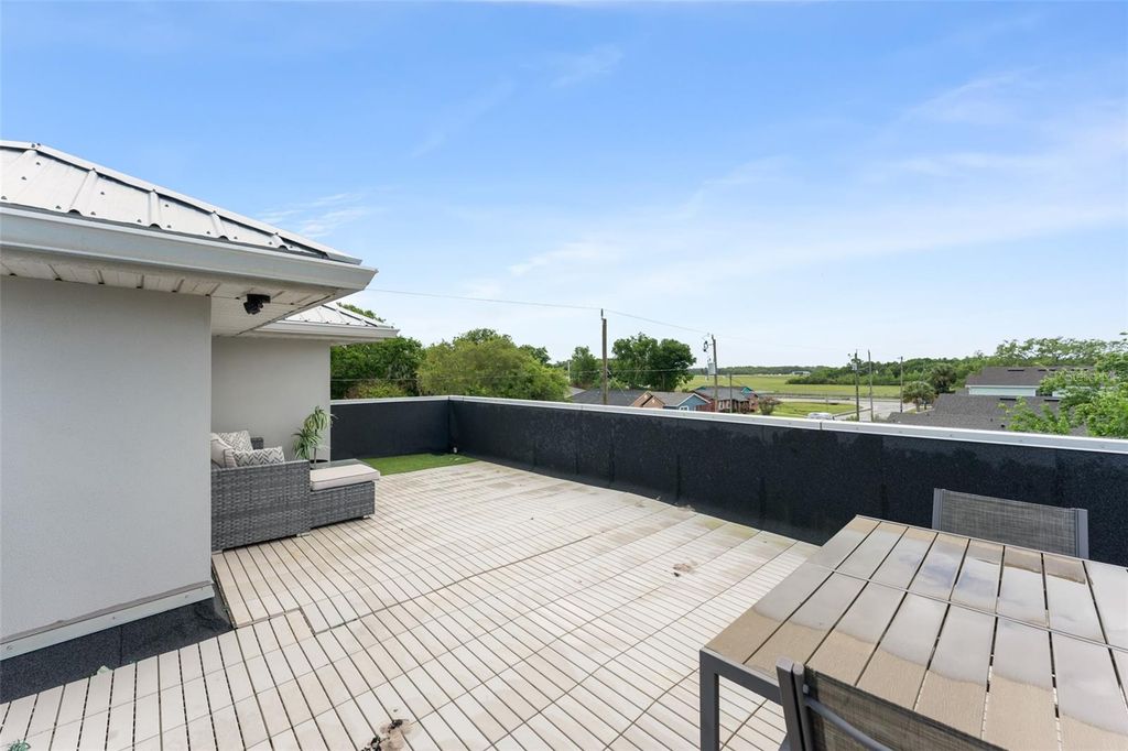 Image 28 of property listing at 2951 KINGS ROAD, Sanford, FL 32771