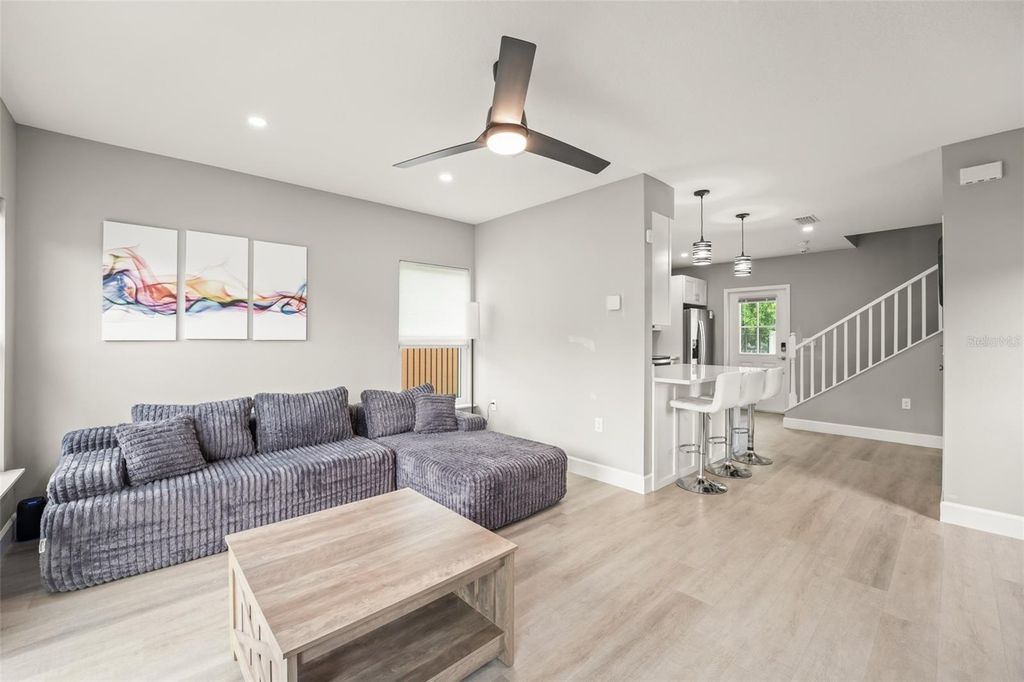 Image 4 of property listing at 2951 KINGS ROAD, Sanford, FL 32771