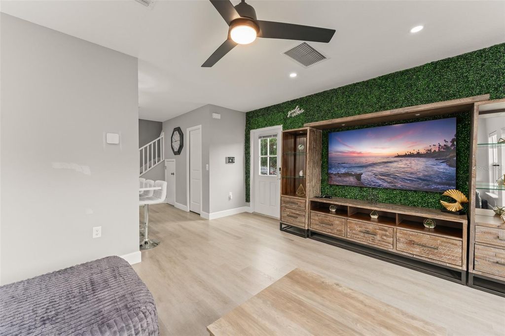 Image 5 of property listing at 2951 KINGS ROAD, Sanford, FL 32771