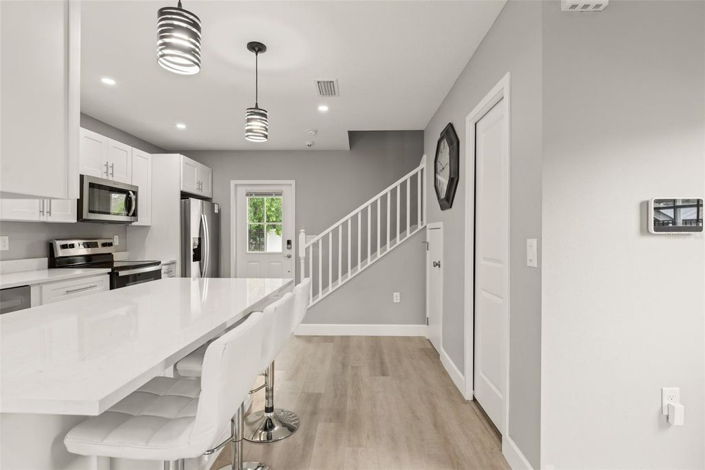 Image 7 of property listing at 2951 KINGS ROAD, Sanford, FL 32771