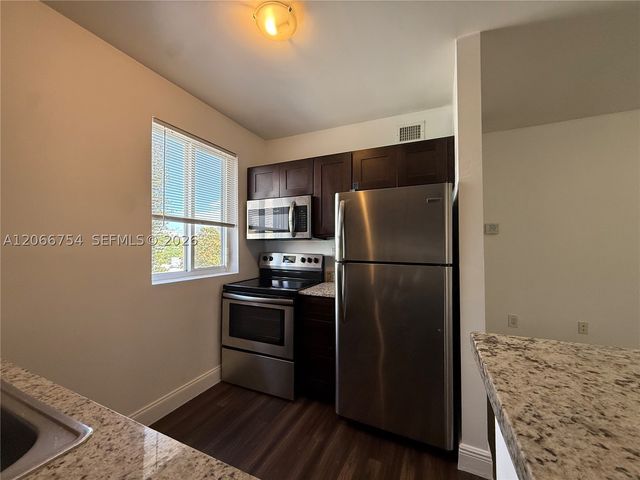 540 NW 7th St 35, Miami, FL 33136