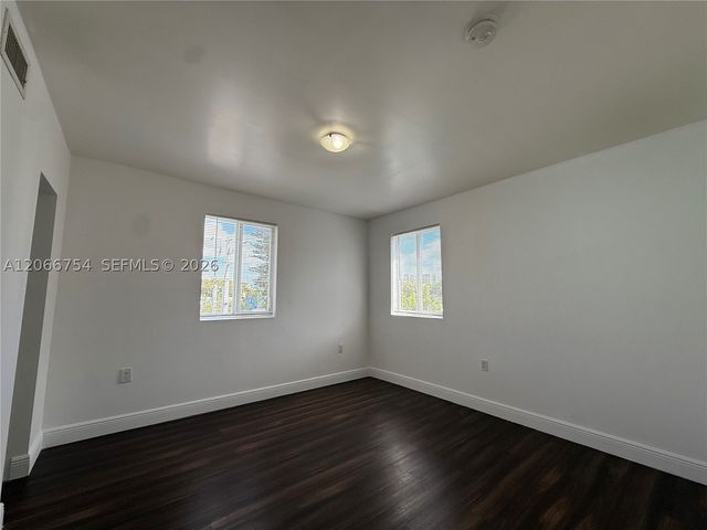 540 NW 7th St 35, Miami, FL 33136
