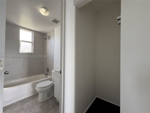 540 NW 7th St 35, Miami, FL 33136