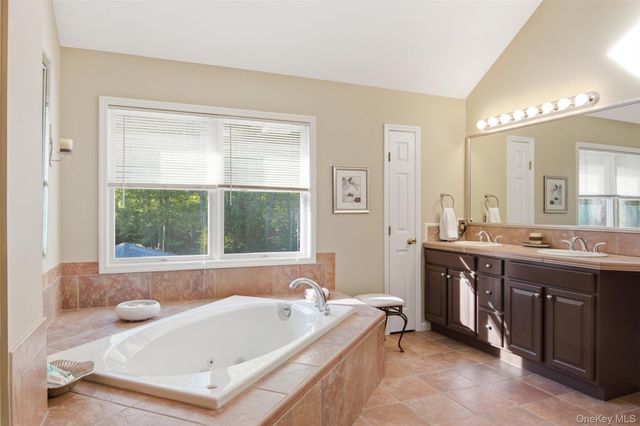 50 Cobbler Lane, Setauket, NY 11733