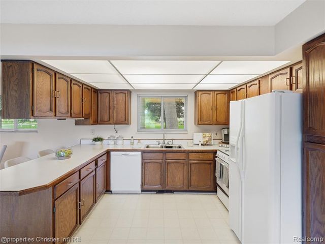 1721 Imperial Drive, Highland, MI 48356