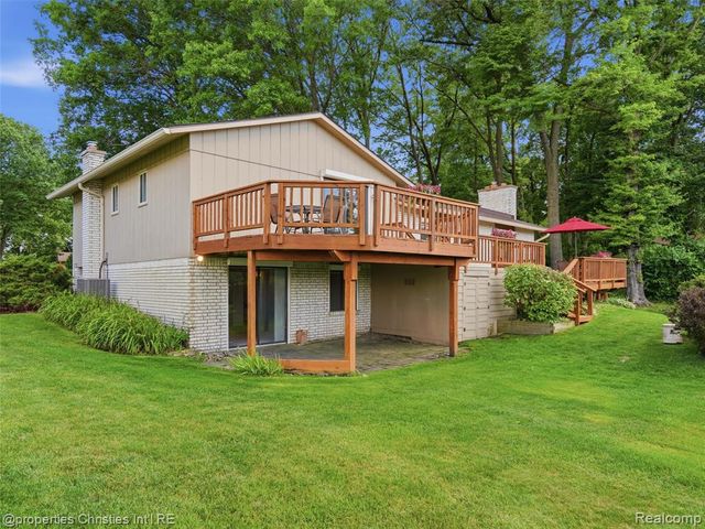 1721 Imperial Drive, Highland, MI 48356