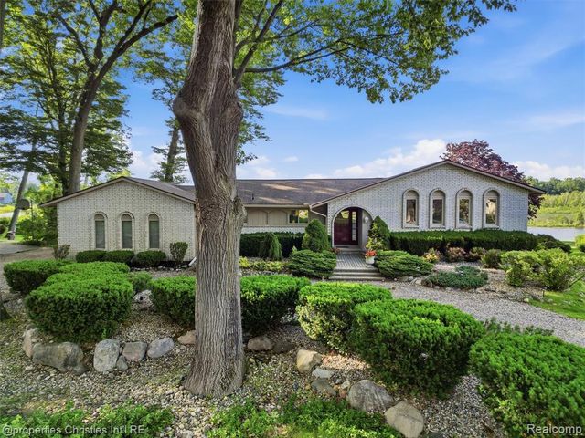 1721 Imperial Drive, Highland, MI 48356
