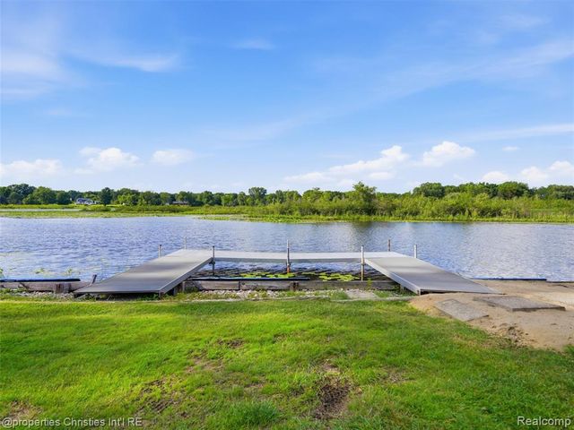 1721 Imperial Drive, Highland, MI 48356