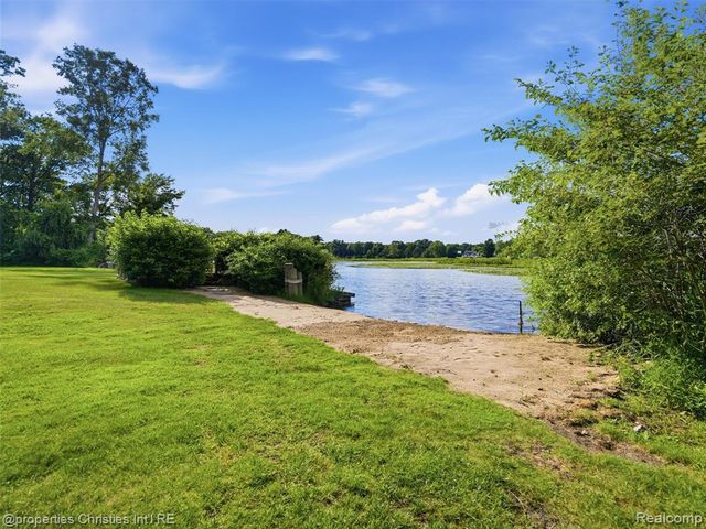1721 Imperial Drive, Highland, MI 48356