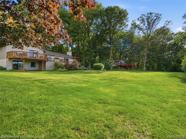 1721 Imperial Drive, Highland, MI 48356