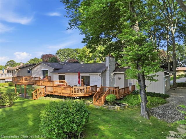 1721 Imperial Drive, Highland, MI 48356