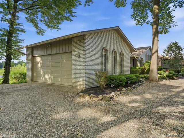1721 Imperial Drive, Highland, MI 48356