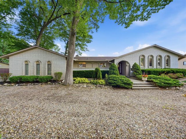 1721 Imperial Drive, Highland, MI 48356