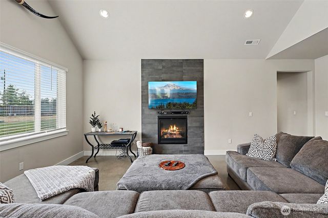 2222 215th Street E, Spanaway, WA 98387
