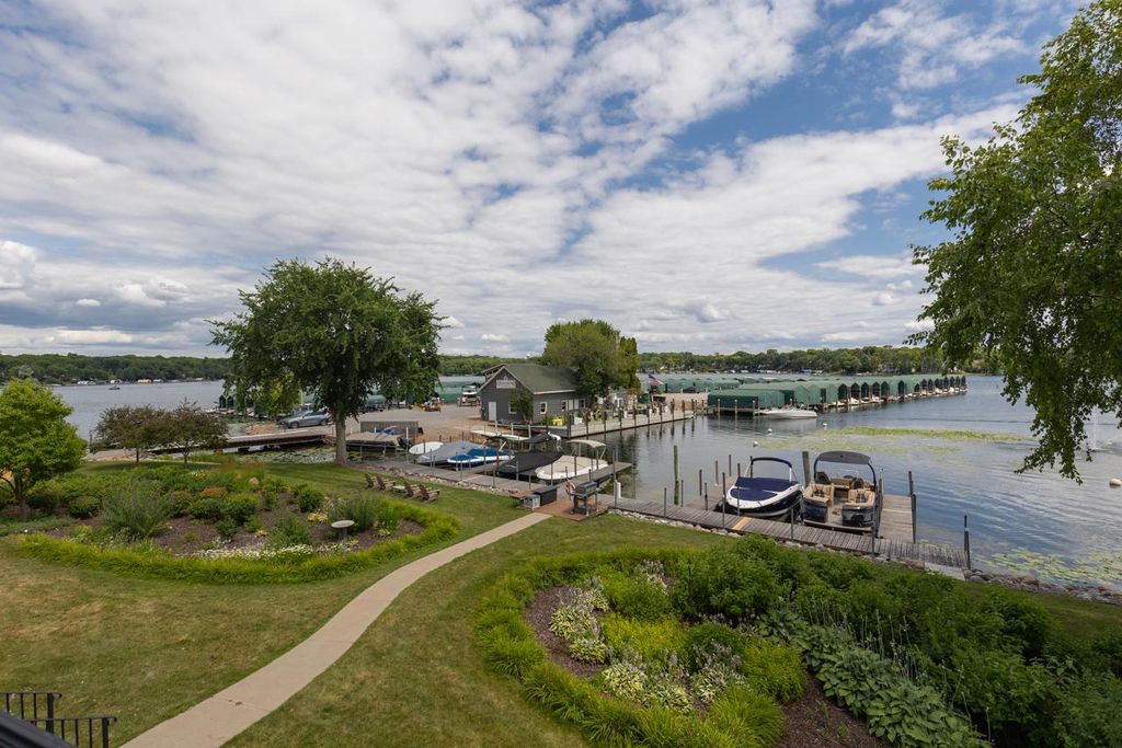 21957 Minnetonka Boulevard 17, Excelsior, MN 55331 — exterior