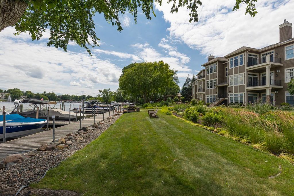 21957 Minnetonka Boulevard 17, Excelsior, MN 55331 — photo 2
