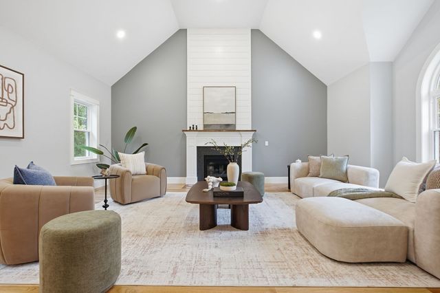 18 Druid Hill Ave, Burlington, MA 01803
