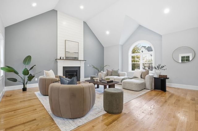 18 Druid Hill Ave, Burlington, MA 01803
