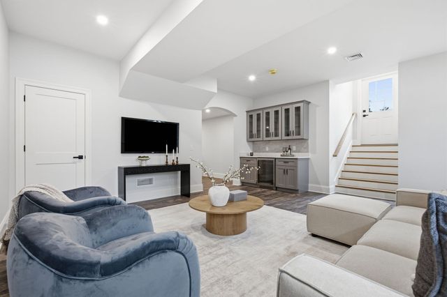 18 Druid Hill Ave, Burlington, MA 01803
