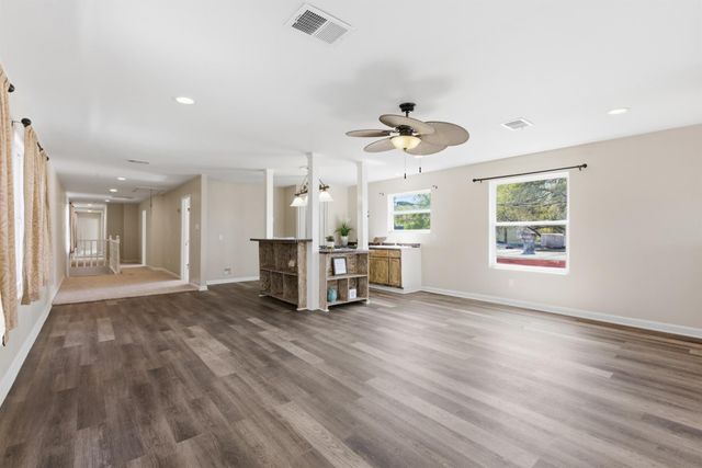 313 Grand Avenue, Bacliff, TX 77518