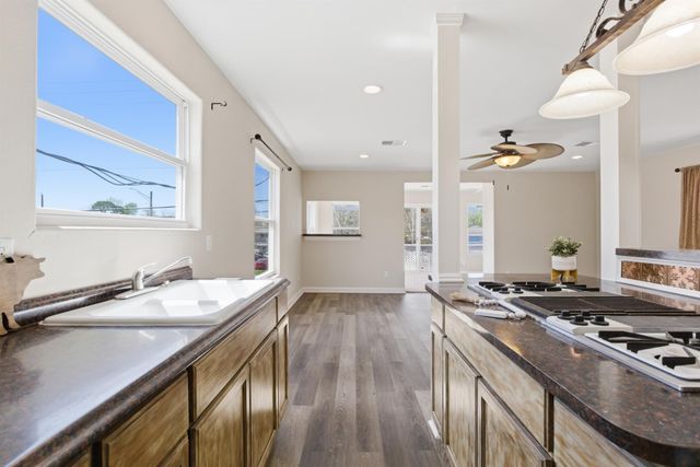 313 Grand Avenue, Bacliff, TX 77518